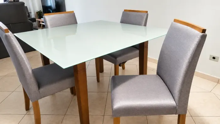 Conjunto de Mesa de Jantar com 4 cadeiras estofadas