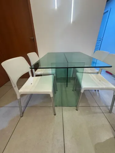 Vendo mesa toda de vidro com 4 cadeiras por 700