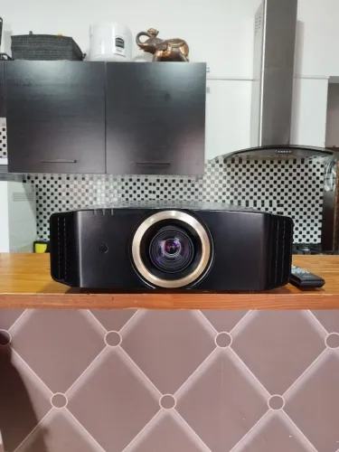 Projetor JVC DLA-RS491 4K E-shift3 D-ILA 1300 ANCI LUMESN contraste parece OLED 1380 hora