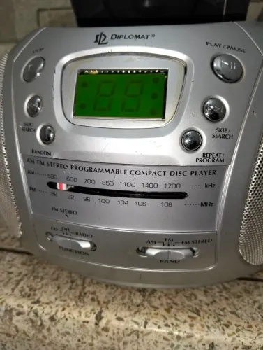 Som Portátil Diplomat (CD / Rádio AM-FM) - Para Conserto ou Retirada de Peças