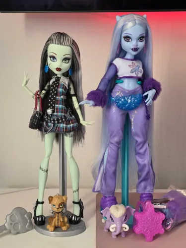 Frankie Stein Creeproductions + Abbey Bominable Core Monster High