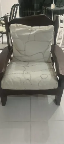 2 poltronas de madeira macica c/ almofada de couro branco