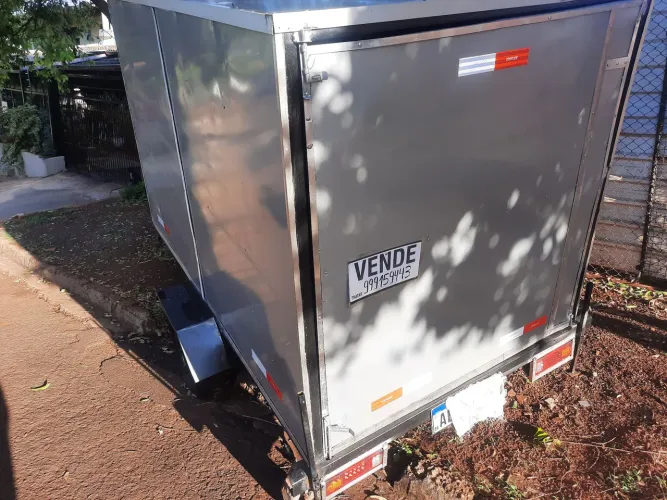 Vende-se carretinha baú nova