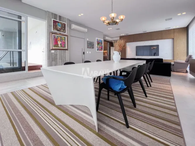 Apartamento com 3 suítes a 2 quadras do mar na Praia Brava em Itajaí