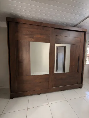 Guarda-Roupa grande de madeira com espelhos