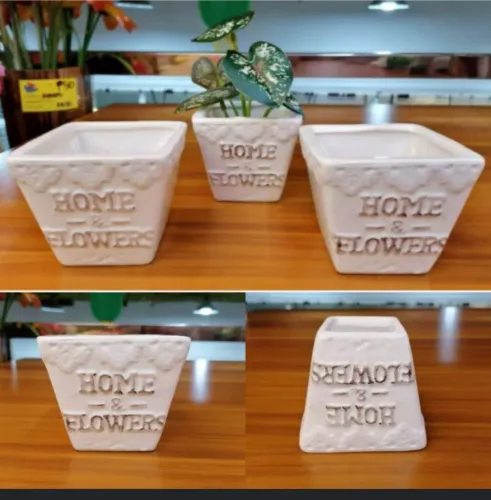 vaso de cerâmica branco com a inscrição em relevo "Home & Flowers"