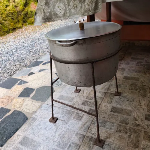 Tacho grande antigo com suporte