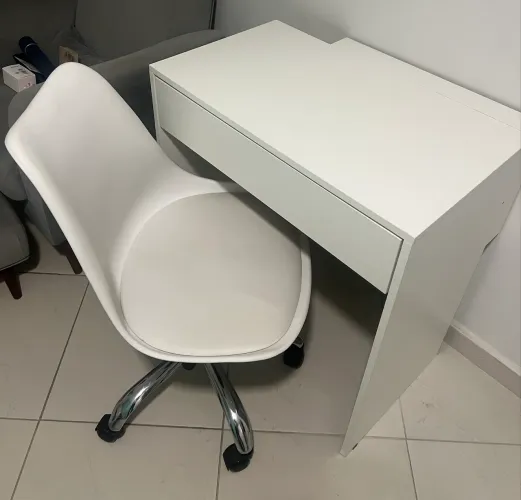 Mesa com gaveta e cadeira