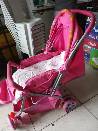 Carrinho de bebe rosa