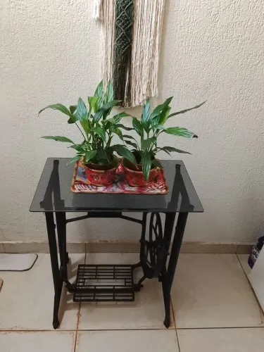 Mesa pé de máquina de costura antiga