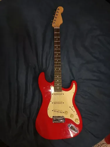 Guitarra Stratocaster Red Cream