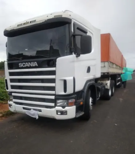 Scania 124 R400 6x2 com carreta bitrem Randon graneleiro