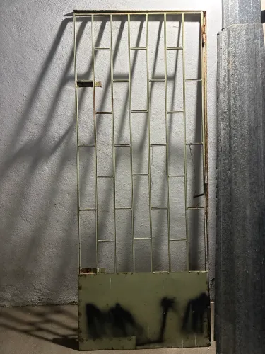 Grade de porta de ferro reforçada - Usada
