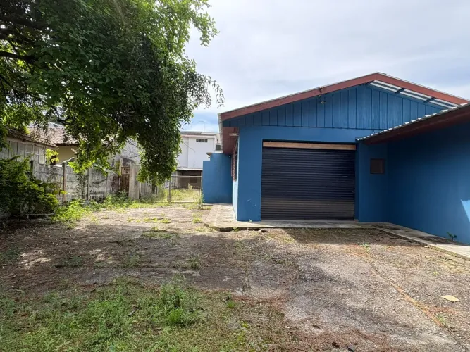 CASA COMERCIAL COM AMPLO ESTACIONAMENTO