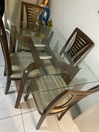 Mesa com 4 cadeiras em madeira