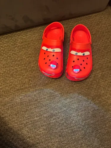 crocs relampago mcqueen com farol