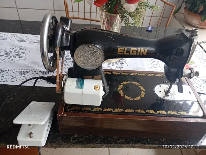 Máquina de costura Elgin