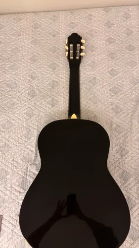 Violão com cordas extra e suporte de parede