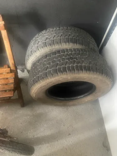 2 pneus caminhonete 235/70 aro 16 usados