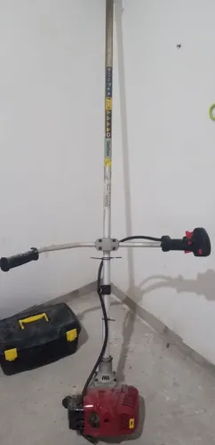 Vendo roçadeira semi nova