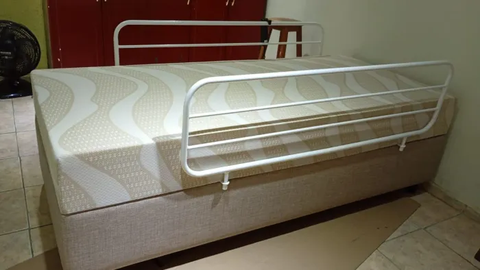 Cama Hospitalar motorizada com colchão e grade com apenas 4 dias de uso.