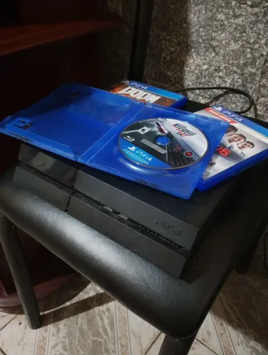 PlayStation 4 Fat com 3 jogos