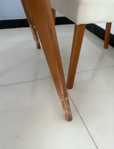 Mesa de jantar com 4 cadeiras! 