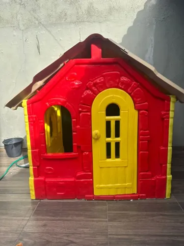 Casa infantil e gangorra infantil 