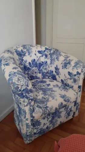 Poltrona barril estampa floral Toile de Jouy<br>Valores individuais:<br>Floral Azul: R$689,90