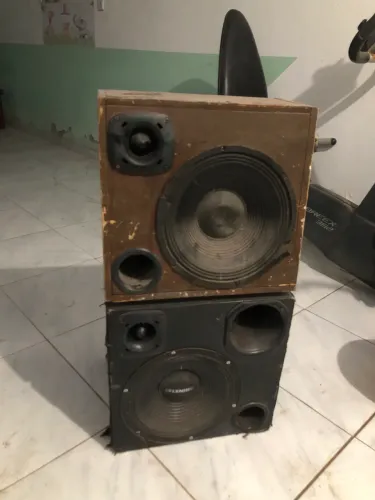 Duas caixa de som 350 