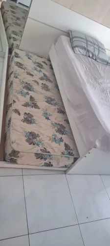 Cama solteirão com cama auxiliar