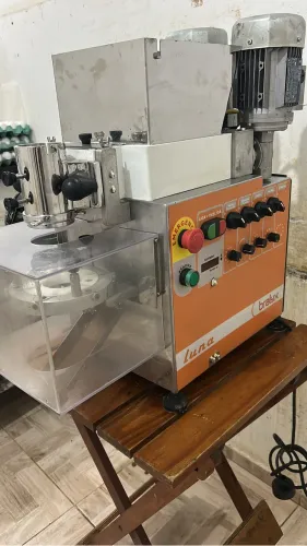 Máquina de salgados nova