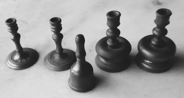 Conjunto De Quatro Castiçais E Um Sineta Estanho Pewter Cinza dois castiçais John Sommer