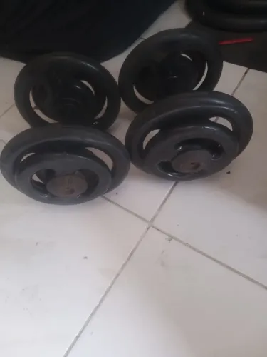 Par de halteres de 16 kg cada retirada na Penha