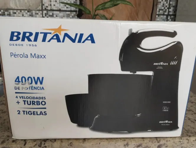 Essa é uma batedeira Britânia Pérola Maxx 400W, um modelo doméstico básico.