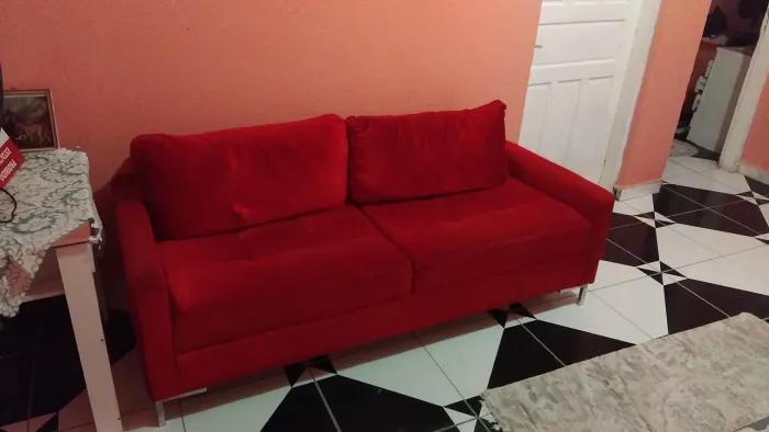 Sofá com estofado vermelho 