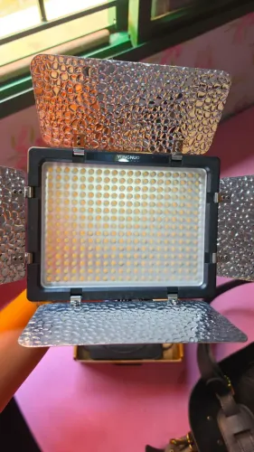 Led YONGNUO YN300 III+FONTE+2 BATERIAS +CARREGADOR + TRIPÉ