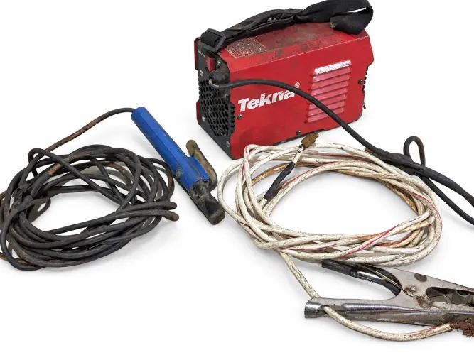 Máquina de solda inversora Tekna bivolt 135 com cabos completa