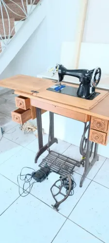 Máquina de Costura Singer Antiga com Móvel e Motor - Funcionando!