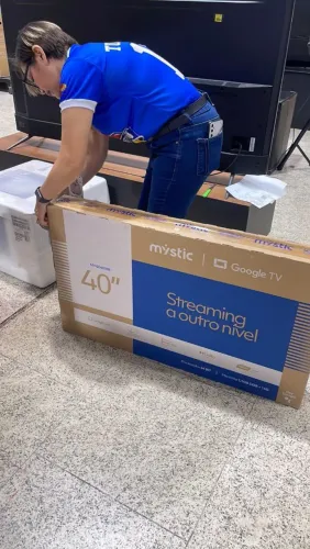 Vendo uma tv smartv, Android, 40 polegadas.