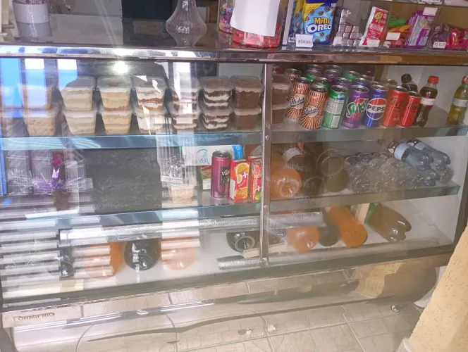 Expositor de bolos e refrigerantes