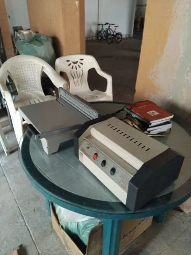 Eu estou vendedo uma máquina de selar pacote i umacotadeira de papel