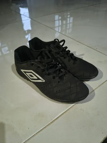 Chuteira Society Umbro Neo Striker II Unissex - Preto+Branco