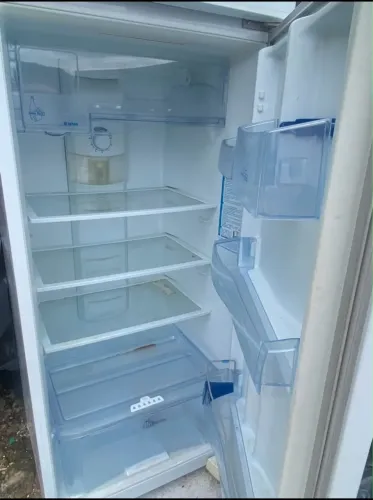 VENDE-SE GELADEIRA PARA CONSERTAR OU RETIRAR PEÇAS ! 