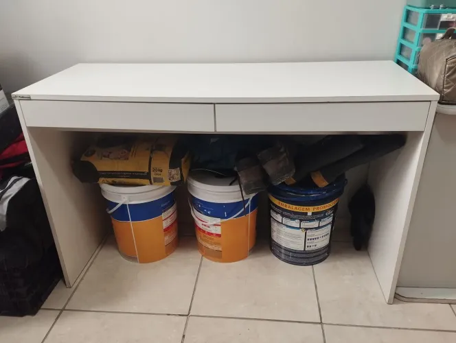 mesa de computador com gavetas