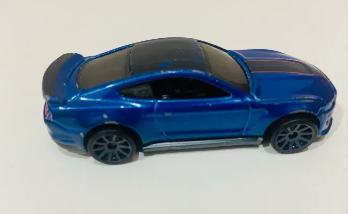 Hot Wheels Ford Shelby GT350R da série 2016 Night Burnerz - carrinhos - brinquedo