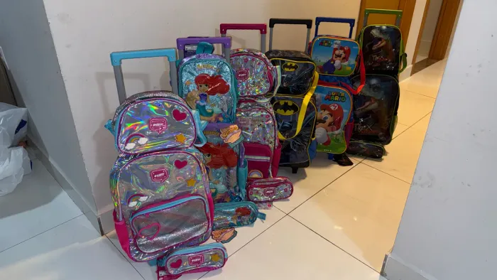Kit Escolar - Mochila de Rodinhas, estojo e lancheira.