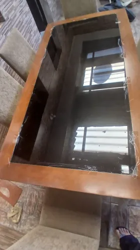 Vende- se mesa com cadeiras em bom estado