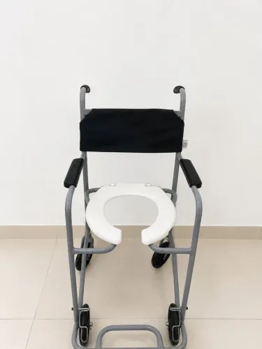 Cadeira de Banho Higiênica Jaguaribe 80kg Aço Rodas Fixas