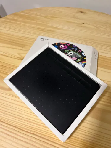 Mesa wacom intuos bluetooth 4K pequena
